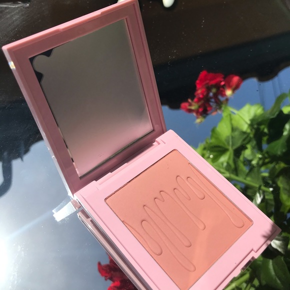 CLOSE TO PERFECT Blush Kylie Pressed Powder - Picture 9 of 13